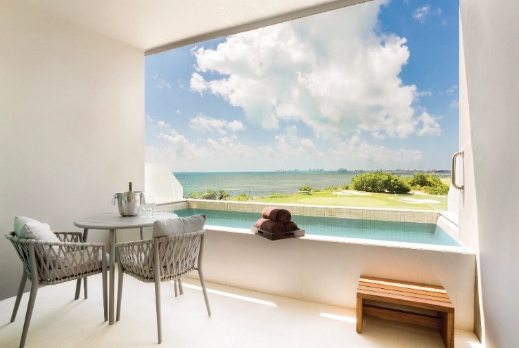 Preferred Club Deluxe Ocean View Plunge Pool balcony